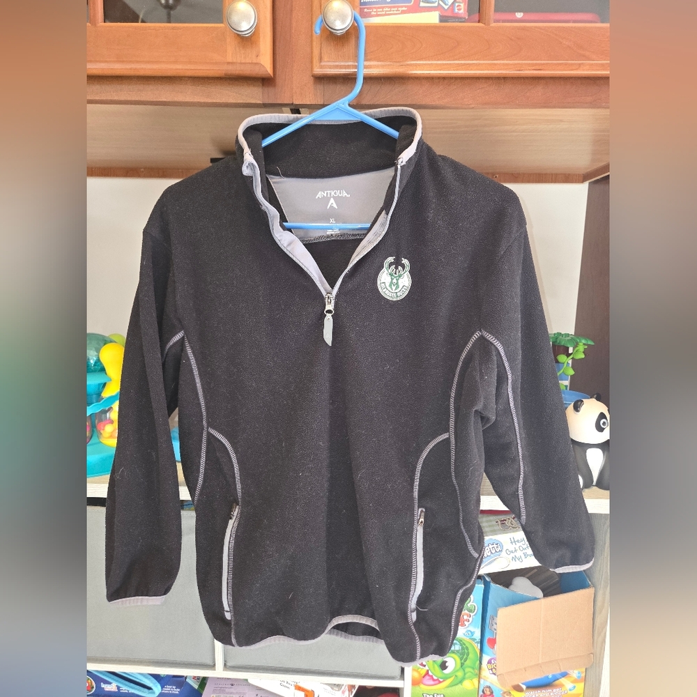 Antigua Milwaukee Bucks NBA Youth XL ¼ zip pullover fleece. Zipped pockets.